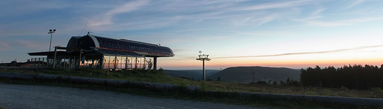 Bergstation in Daemmerung