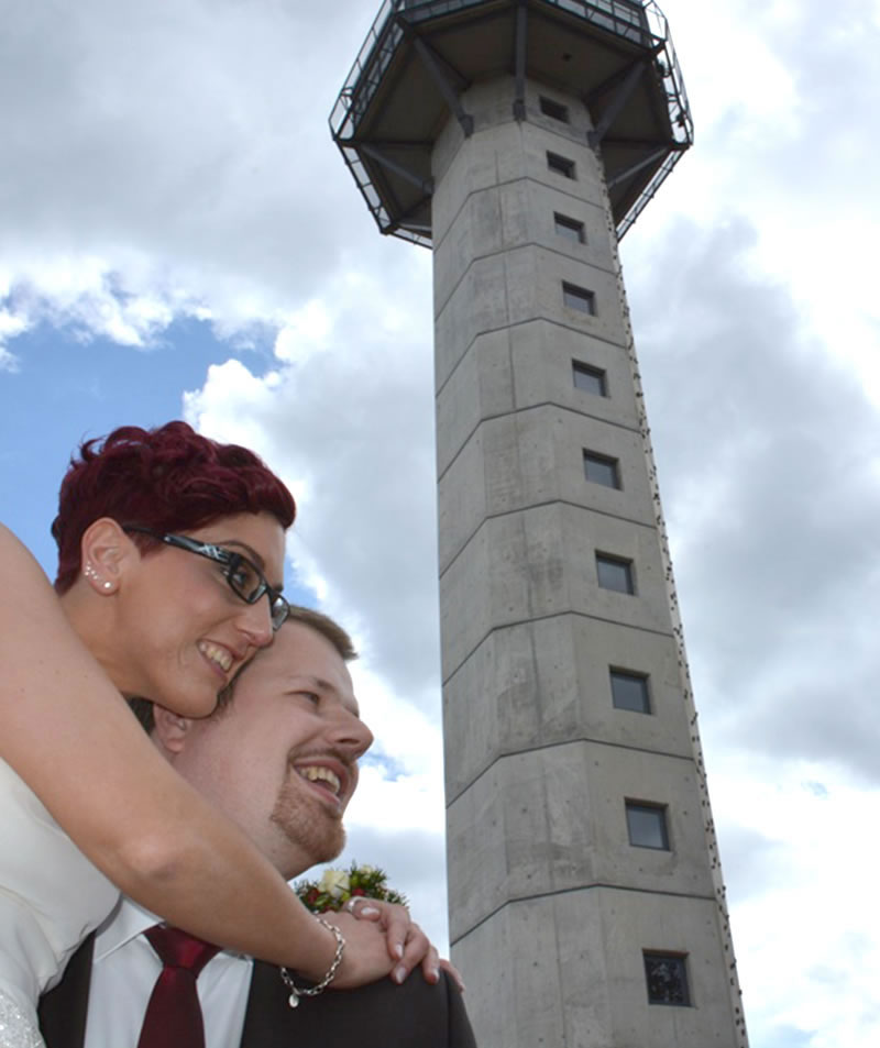 Trauung im Hochheideturm Paar am Turm